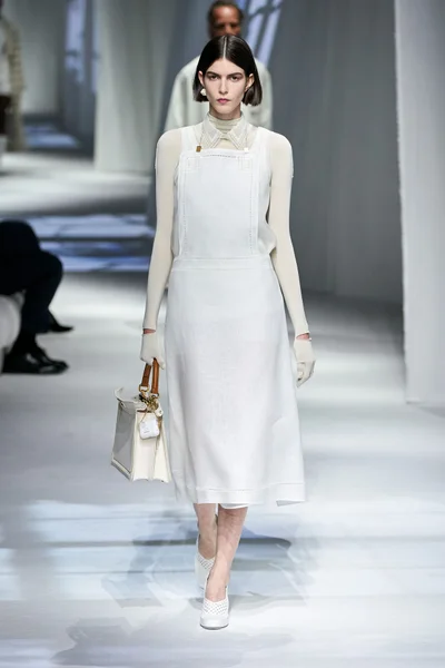 Look 16